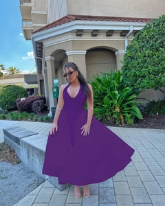 Schickes dunkelviolettes Neckholder-Maxikleid mit rückenfreiem Design und fließendem Rock
