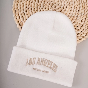 Détail du bonnet blanc en tricot avec broderie Los Angeles vintage et texture côtelée