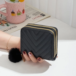 Portefeuille femme en cuir noir avec broderie en V, double fermeture éclair et pompon