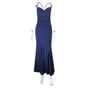Détail de robe de soirée en satin bleu marine avec bretelles et plis à la taille
