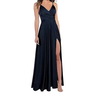 Détail d'une robe de soirée en satin avec une fente haute latérale et col en V plongeant