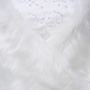 Gros plan sur un châle en fausse fourrure blanche avec broderies et paillettes