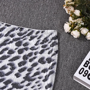 Primer plano de tela con lentejuelas de leopardo para falda ajustada de mujer