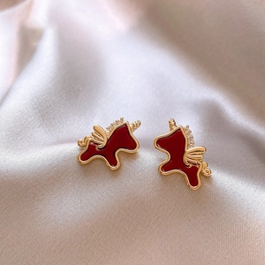 Élégantes boucles d'oreilles licorne dorées avec émail rouge et cristaux sur soie