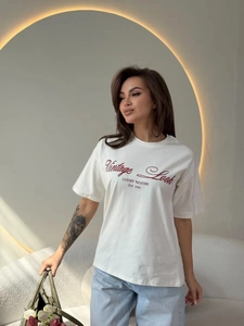 Λεπτομέρεια από λευκό βαμβακερό t-shirt με τύπωμα Vintage Look και πεσμένους ώμους