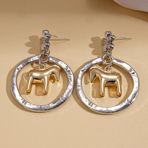 Orecchini chic a cerchio con fiore e pony in finitura bicolore oro e argento