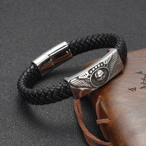 Bracciale da uomo in pelle nera intrecciata con teschio ali e chiusura magnetica