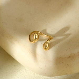 Bague ouverte goutte d'eau dorée irrégulière en acier inoxydable poli sur pierre