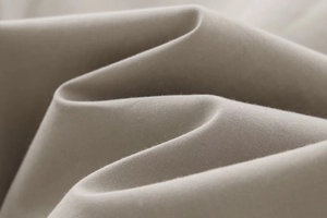 Detaillierte Nahaufnahme von grauem Baumwollstoff mit weicher Twill-Textur und Gewebe