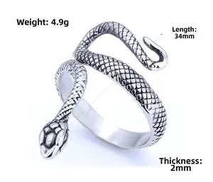 Détail de la bague serpent punk montrant la texture des écailles et la longueur de 34 mm
