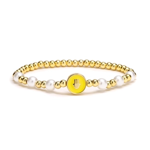 Bracelet élastique en perles dorées et perles blanches avec pendentif Main de Fatma jaune