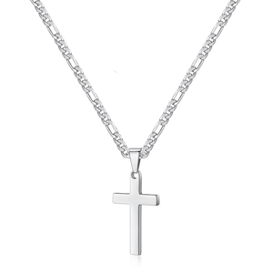 Détail du pendentif croix double argenté avec chaîne Figaro en acier inoxydable