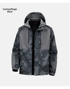 Detail van camouflage blauwe windbreaker met capuchon met trekkoord en elastische manchetten