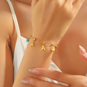 Bracelet doré en acier inoxydable avec perles bleues, étoile de mer, cœur et lettre A