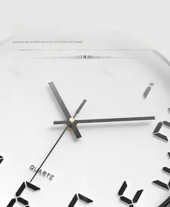 Nahaufnahme der Wanduhr mit 3D-Ziffern und schwarzen Metallzeigern im Detail