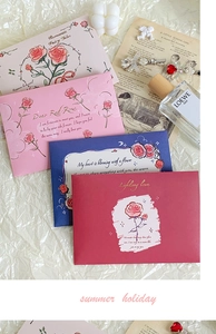 Vue détaillée d'enveloppes vintage et de cartes de vœux avec roses et poèmes romantiques