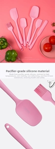 Dettaglio utensili da cucina in silicone rosa con alta resistenza al calore e sicuri