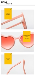 Details einer rosa herzförmigen Sonnenbrille mit bequemen Nasenpads und glatten Bügeln