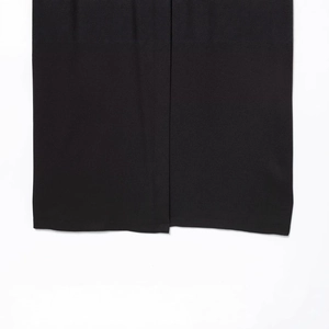 Robe midi noire à manches longues avec fente élégante et ceinture à la taille assortie