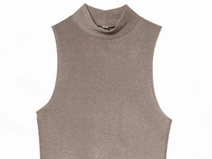 Dettaglio del top smanicato color bronzo metallizzato con trama in maglia scintillante