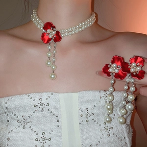 Exquisite red flower necklace and earrings set with white pearl tassels on a model