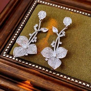 Detail von silbernen Blumenohrringen mit Zirkonia-Einsätzen in einer Vintage-Box