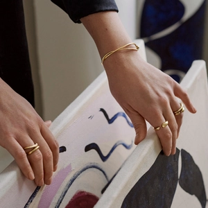 Minimalistische Ringe aus goldenem Titanstahl für Damen getragen im modernen Design