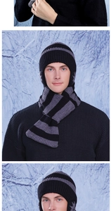 Dettaglio del set cappello e sciarpa in maglia invernale a righe con fodera in pile