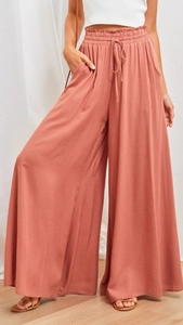 Détail d'un pantalon large à taille haute rose corail avec cordon de serrage élastique