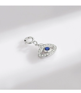 Dettaglio del ciondolo occhio del diavolo in argento 925 con cristalli blu e bianchi