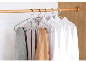 Ruimtebesparende golfhangers in pastelkleuren voor sjaals en accessoires