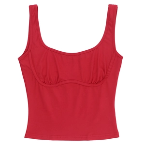 Detail eines roten Strick-Crop-Tops mit U-Ausschnitt und strukturierter Korsett-Brustnaht