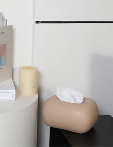 Vue détaillée d'une boîte à mouchoirs moderne en céramique crème avec une finition mate ronde