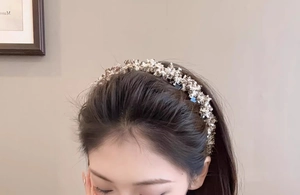 Gros plan du serre-tête tressé à paillettes champagne doré sur les cheveux du mannequin