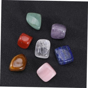 Poliertes Naturkristall-Set mit Amethyst und Rosenquarz auf schwarzem Hintergrund
