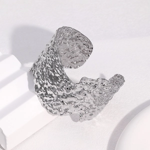 Vue détaillée du bracelet jonc argenté large avec texture martelée au style minimaliste