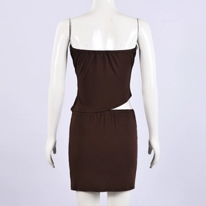 Achteraanzicht van een bruine tweedelige set met crop top en minirok op een paspop
