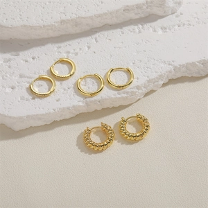 Set orecchini a cerchio dorati con design a treccia e zirconi su base di pietra naturale