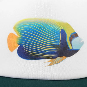 Detailaufnahme des Fischmusters auf einer weiß-grünen Trucker Cap mit atmungsaktivem Mesh
