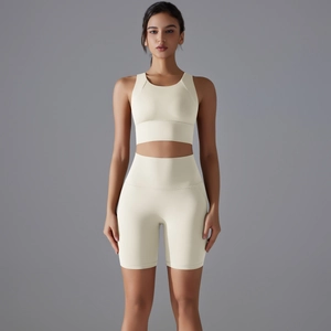 Set yoga da donna con reggiseno sportivo e pantaloncini a vita alta color crema