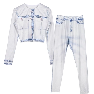 Ensemble blanc deux pièces à plat avec impression trompe-l'œil en denim bleu réaliste