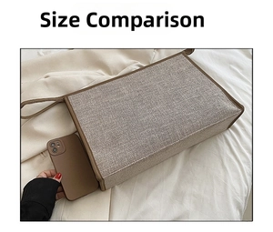 Comparaison de taille entre cabas en toile et smartphone avec détails en cuir
