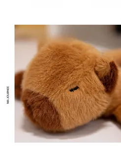 Macro della morbida pelliccia di peluche di capibara con trama e viso che dorme