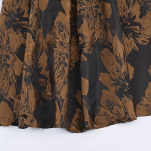 Robe longue chic à taille haute avec motifs floraux en jacquard bronze sur fond noir