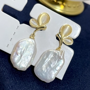 Elegant s925 silver baroque pearl drop earrings with golden leaf details on white card