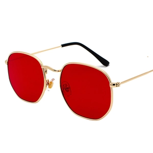 Gafas de sol geométricas modernas con lentes rojas y montura de metal dorado