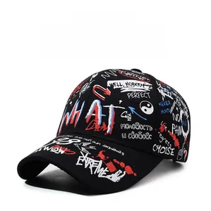 Gros plan d'une casquette de baseball graffiti avec street art coloré et motifs abstraits