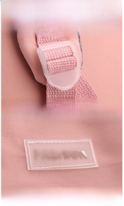 Dettagli dello zaino rosa con spallacci regolabili e una toppa con logo alla moda