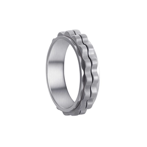 Detailaufnahme des 6mm Titanstahlrings mit einzigartigen doppelreihigen Wellenstrukturen