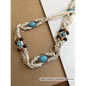 Détail de chaîne de taille bohème avec turquoise, perles de santal et cuir tressé
